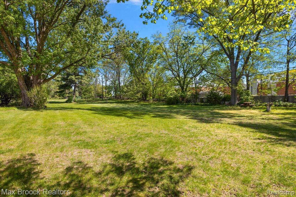 6609 E Knollwood Circle