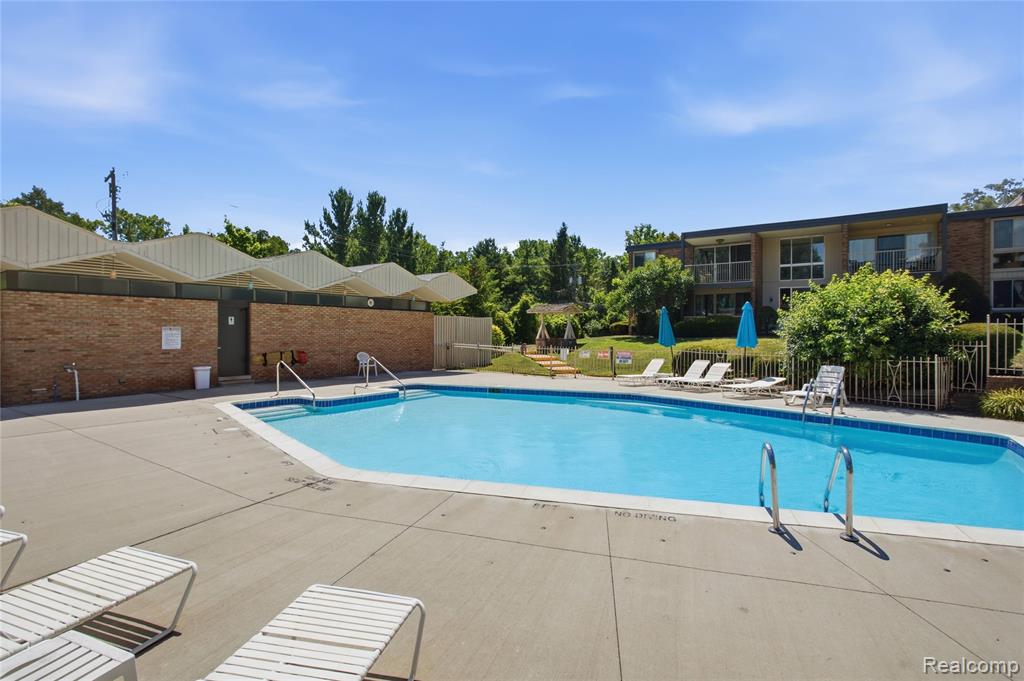 4041 W Maple Road # E102