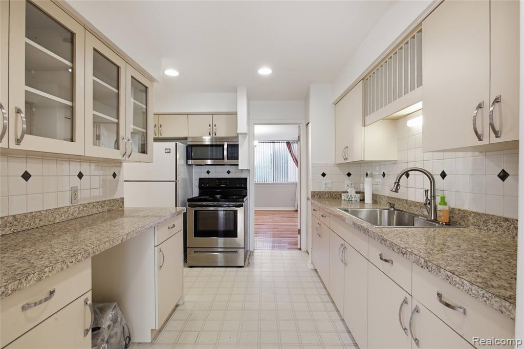 4041 W Maple Road # E102