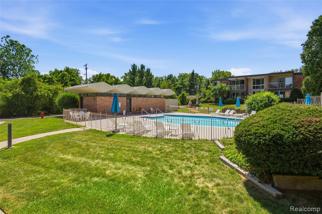 4041 W Maple Road # E102