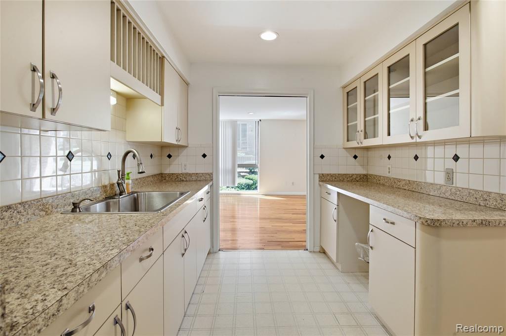 4041 W Maple Road # E102