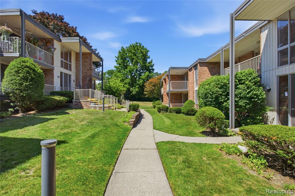 4041 W Maple Road # E102