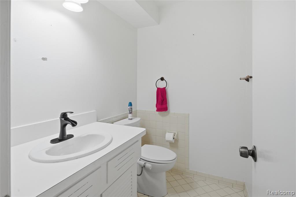 4041 W Maple Road # E102