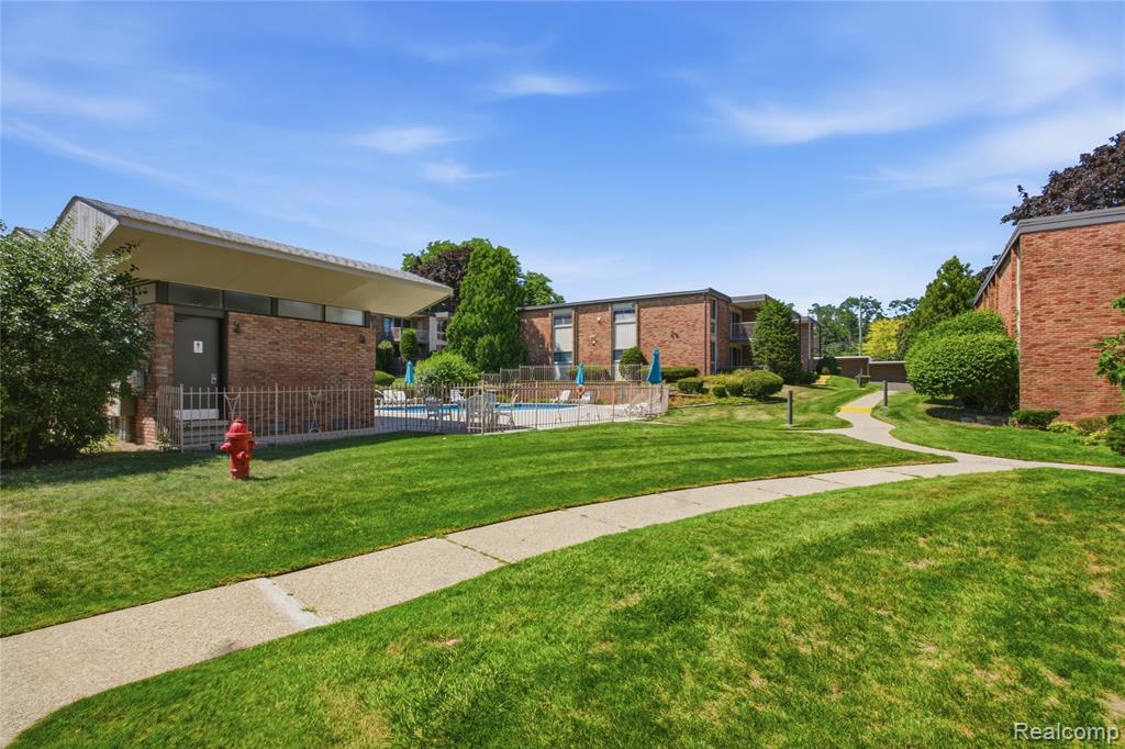 4041 W Maple Road # E102