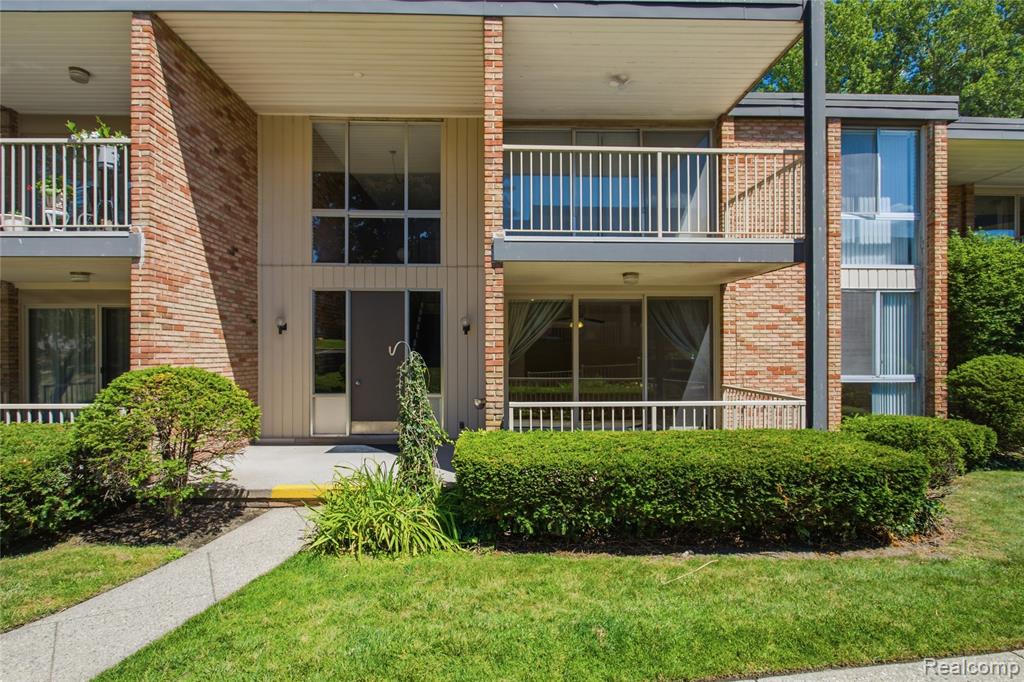 4041 W Maple Road # E102