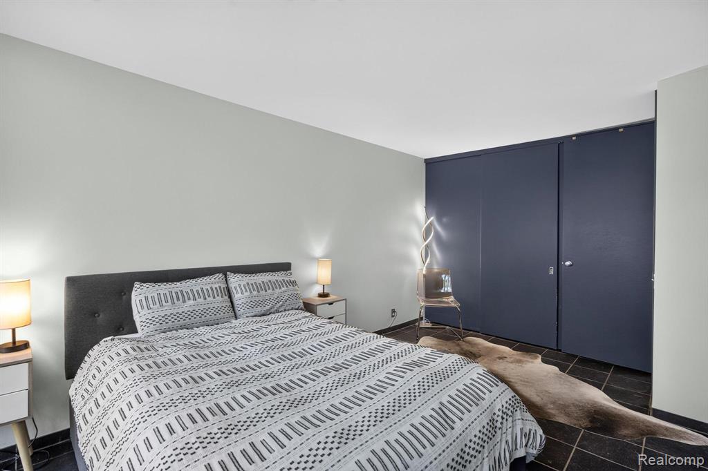 1363 Nicolet Place