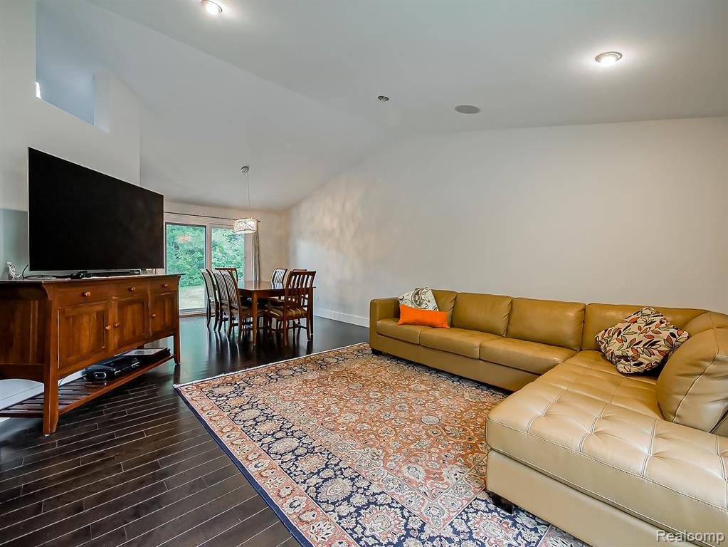 1021 Dowling Road