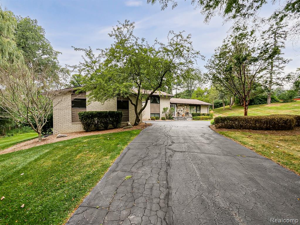 1021 Dowling Road