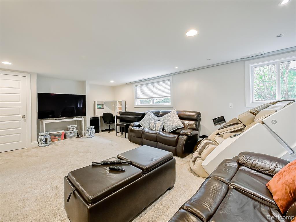 1021 Dowling Road