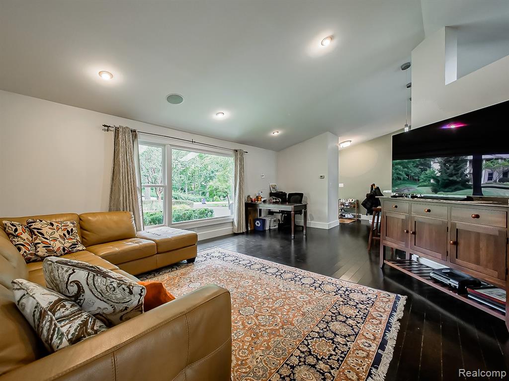 1021 Dowling Road