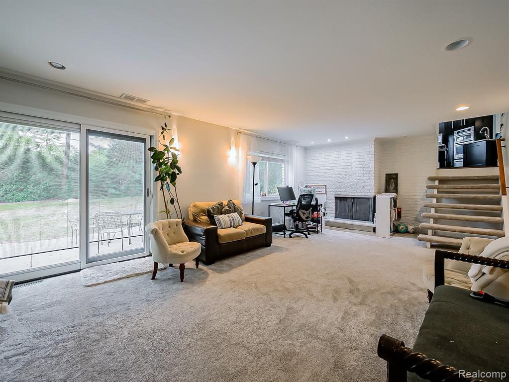 1021 Dowling Road