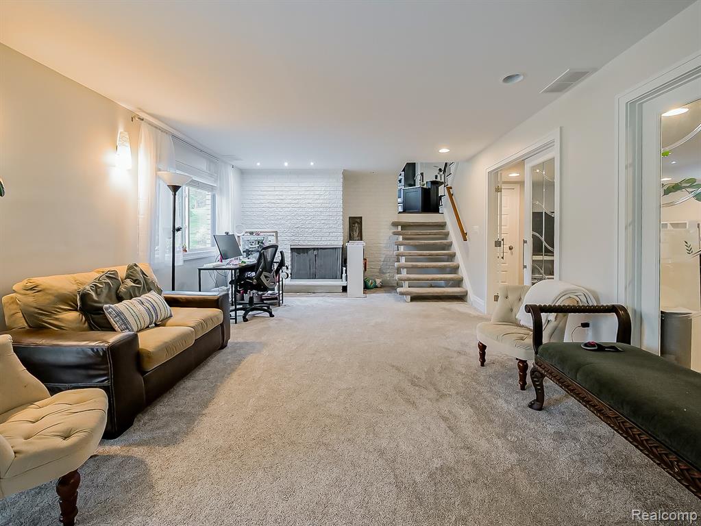 1021 Dowling Road