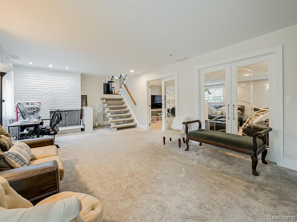 1021 Dowling Road