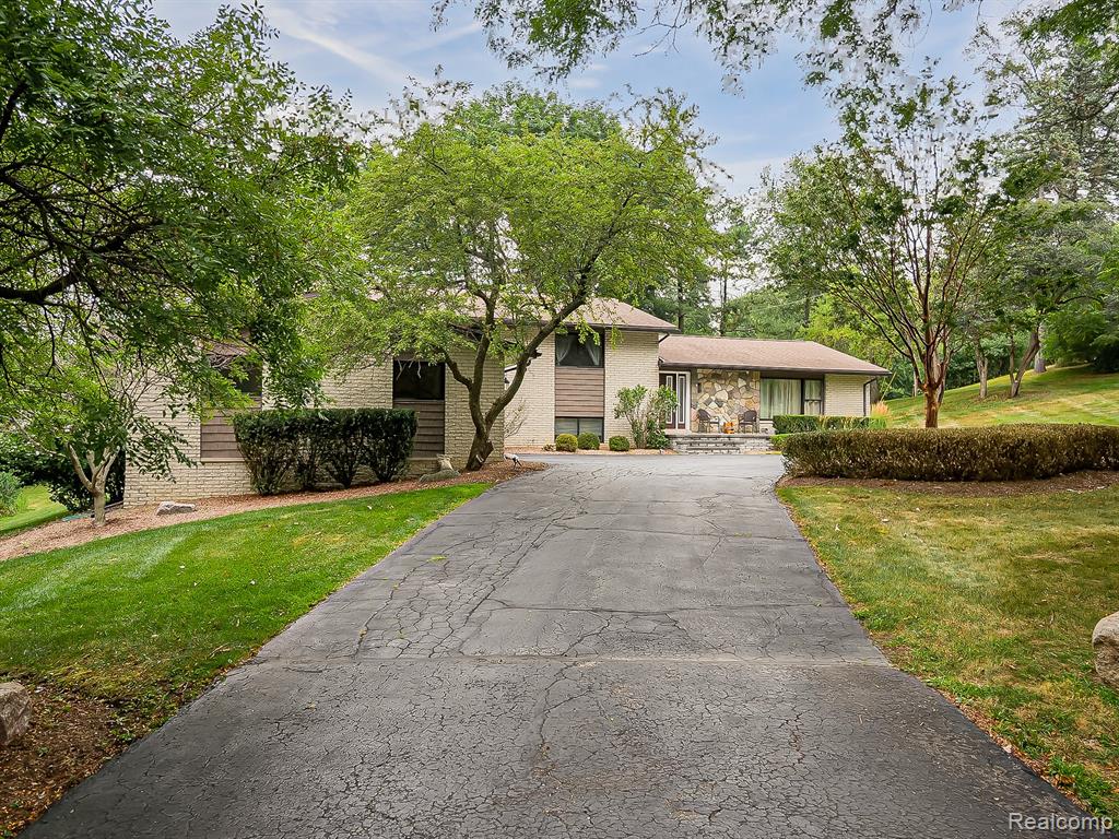 1021 Dowling Road
