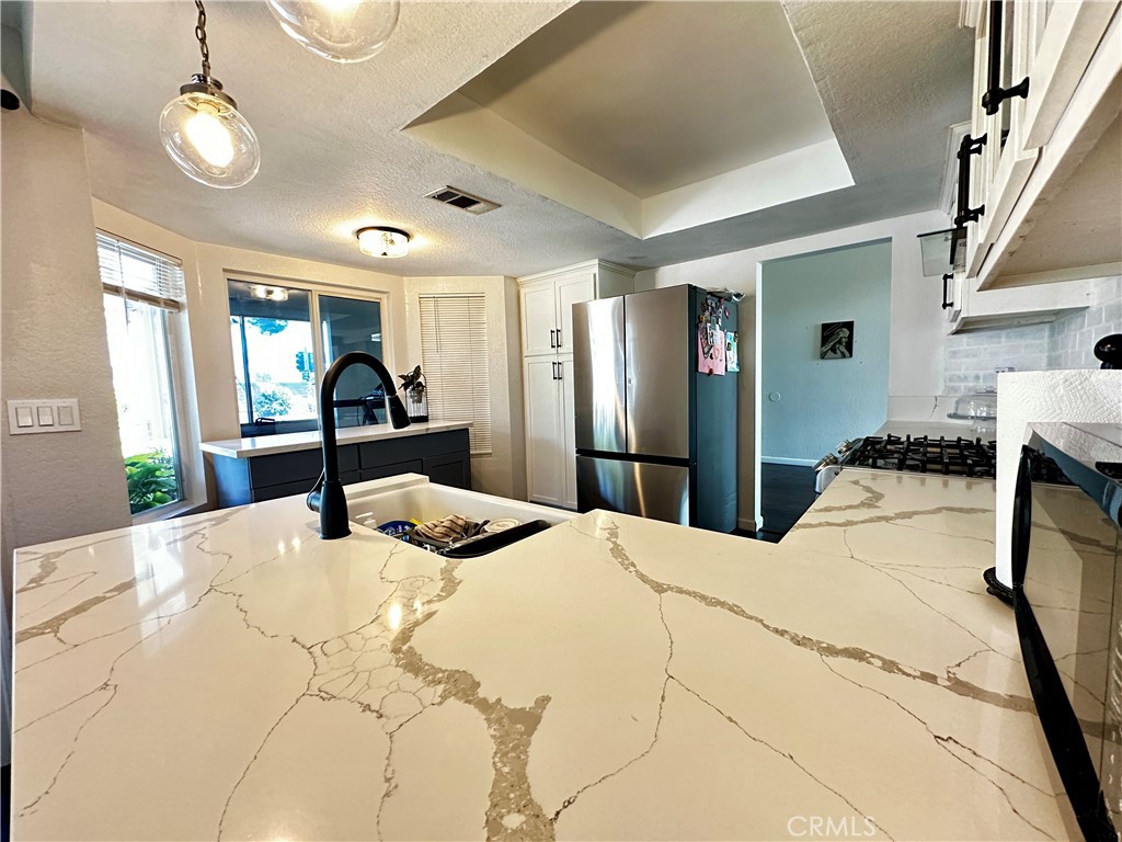 1512 W Sunnyview Dr
