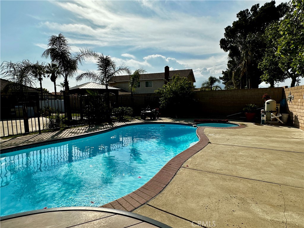 1512 W Sunnyview Dr