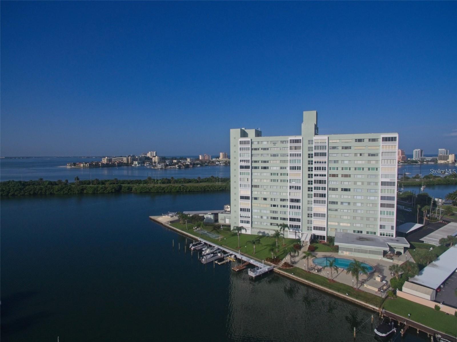 31 ISLAND WAY #303