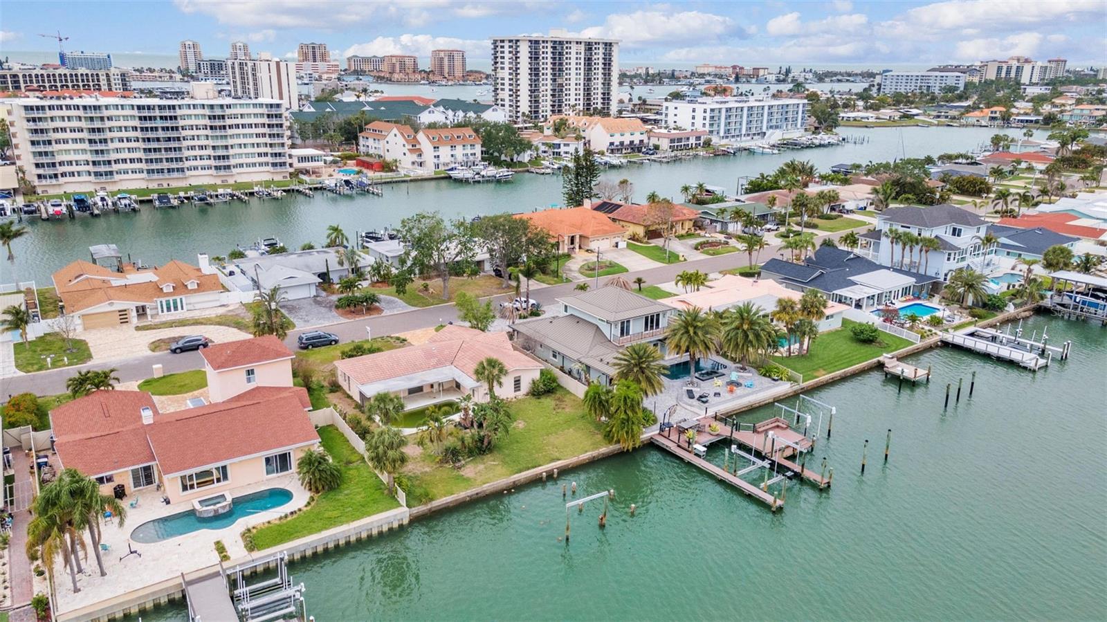 213 LEEWARD IS