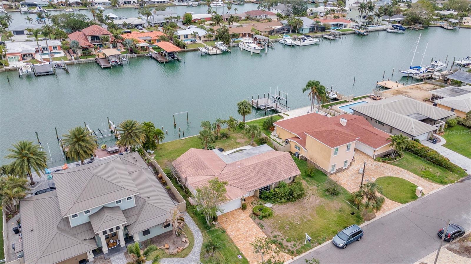 213 LEEWARD IS