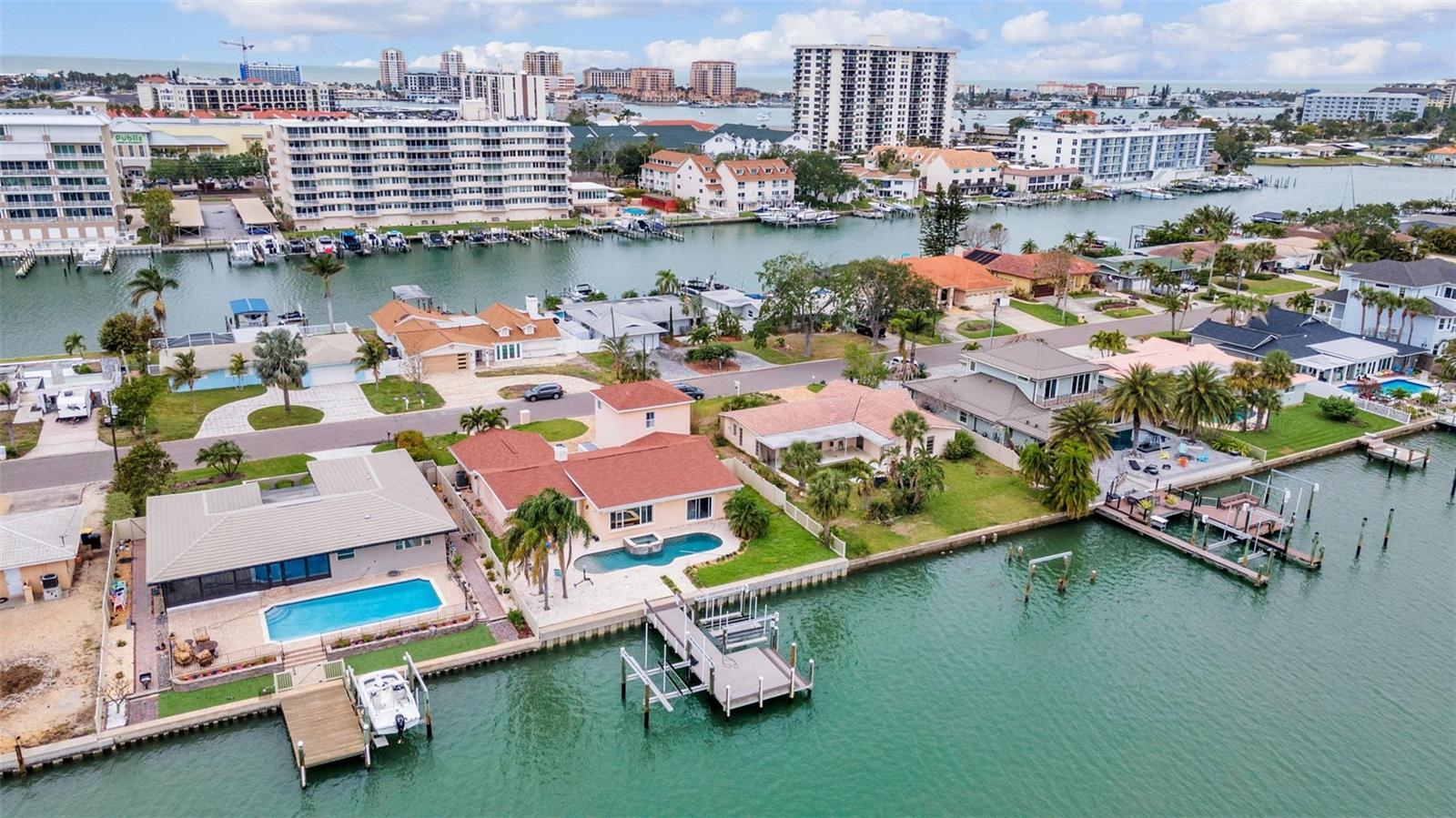 213 LEEWARD IS