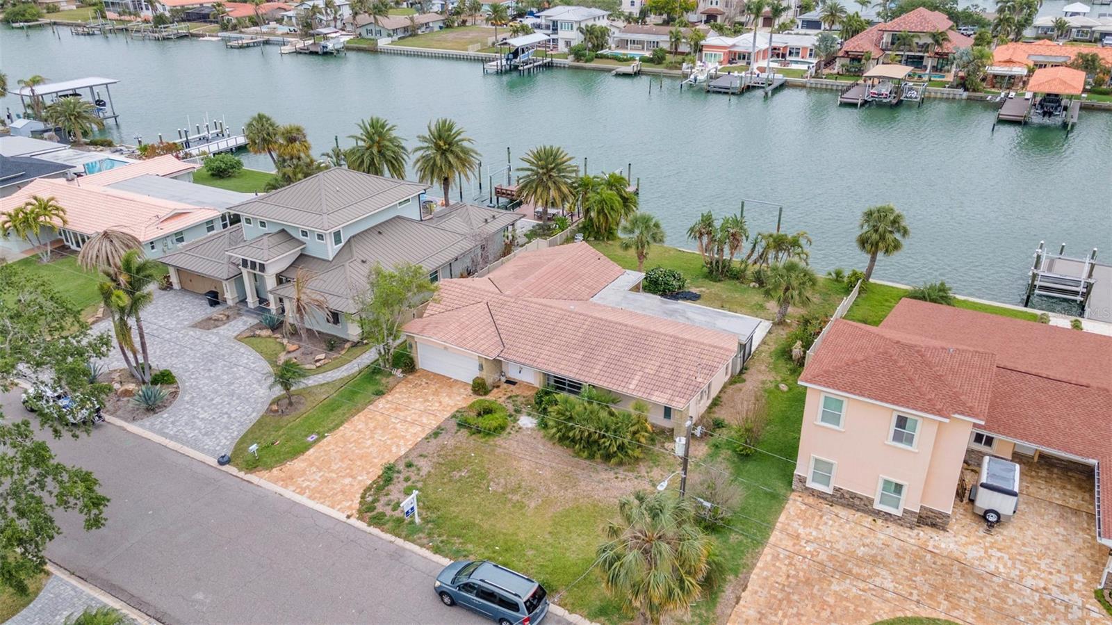 213 LEEWARD IS