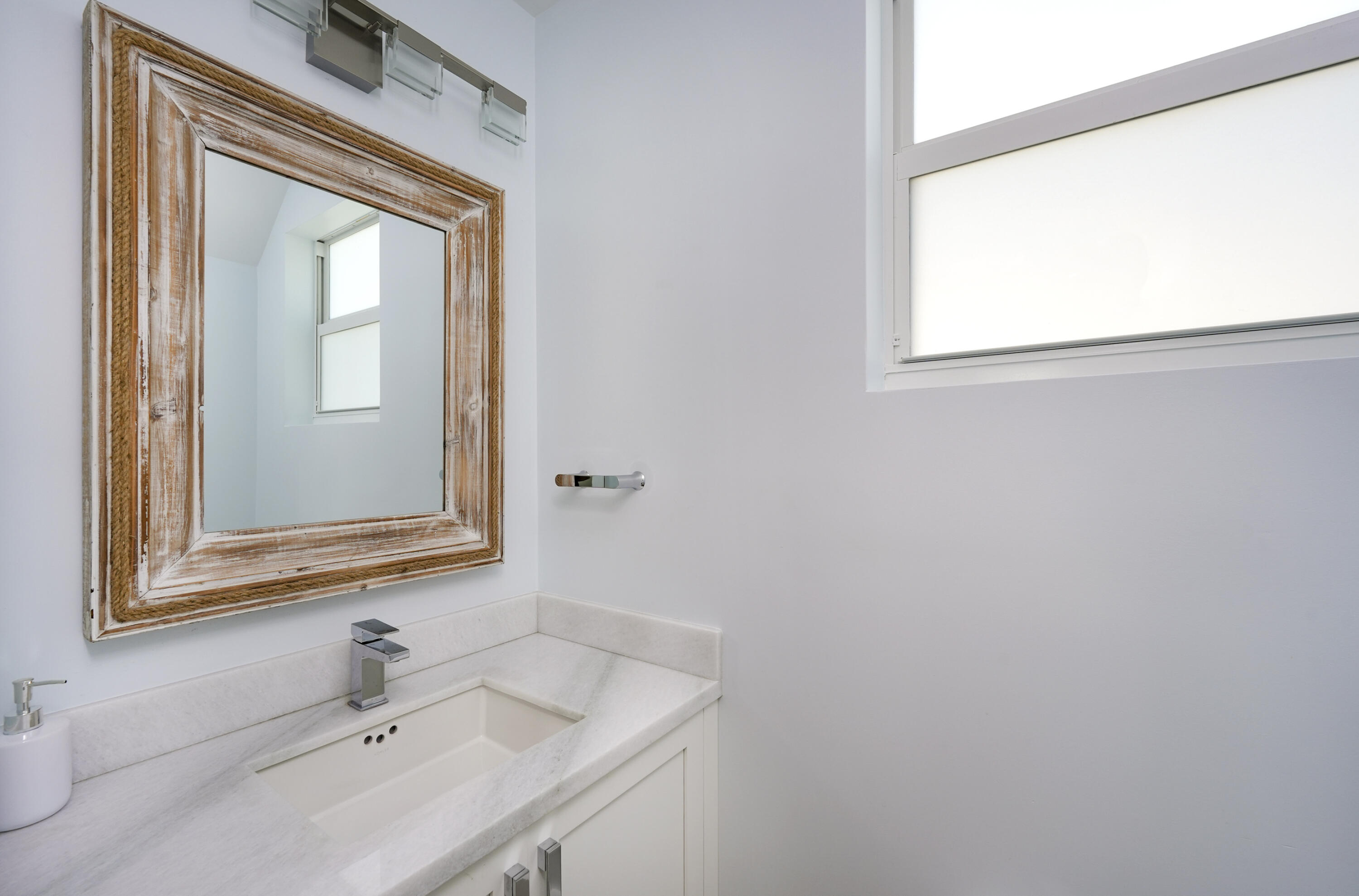 94825 Overseas Highway Unit: 77