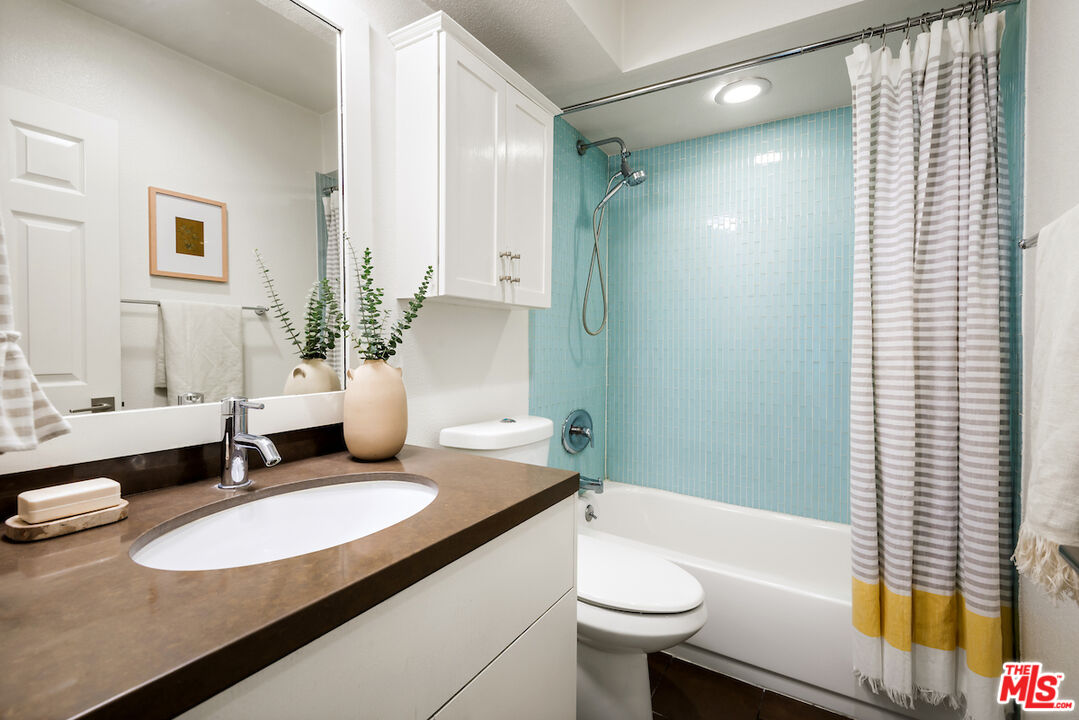 141 S Clark Dr Unit: 216