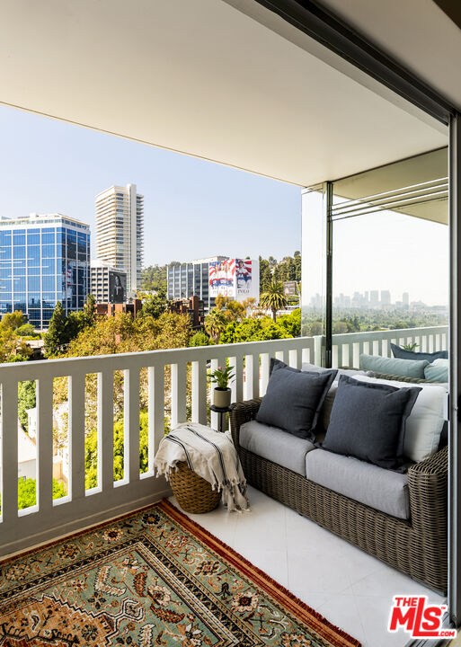 999 N Doheny Dr Unit: 811