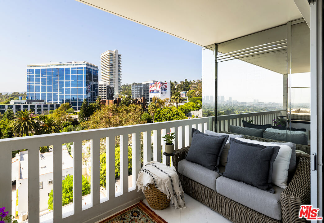 999 N Doheny Dr Unit: 811