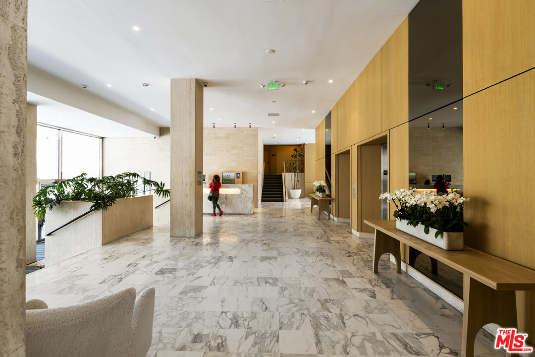 999 N Doheny Dr Unit: 811