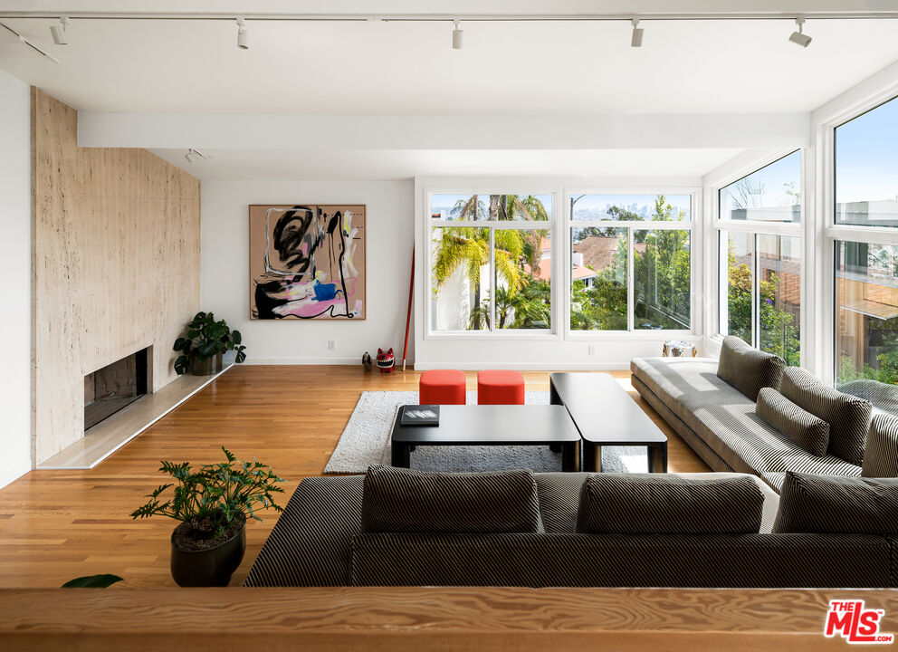 1926 N Crescent Heights Blvd