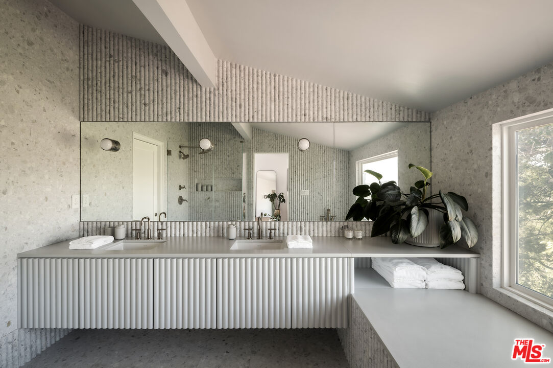 1926 N Crescent Heights Blvd