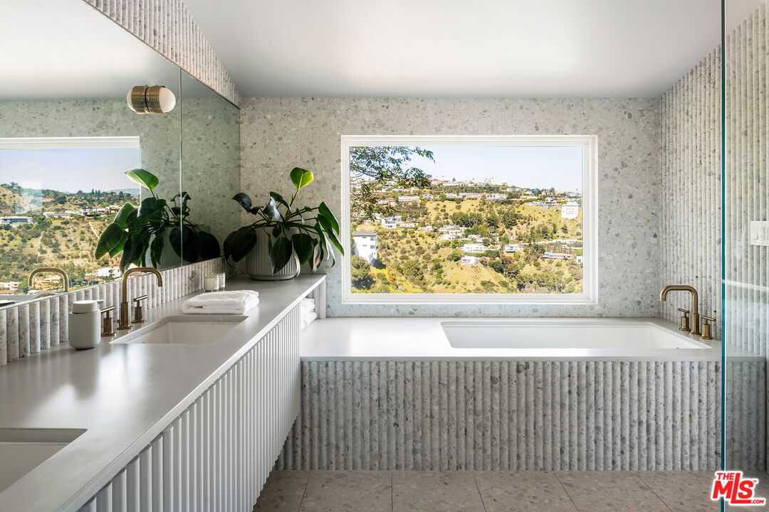 1926 N Crescent Heights Blvd