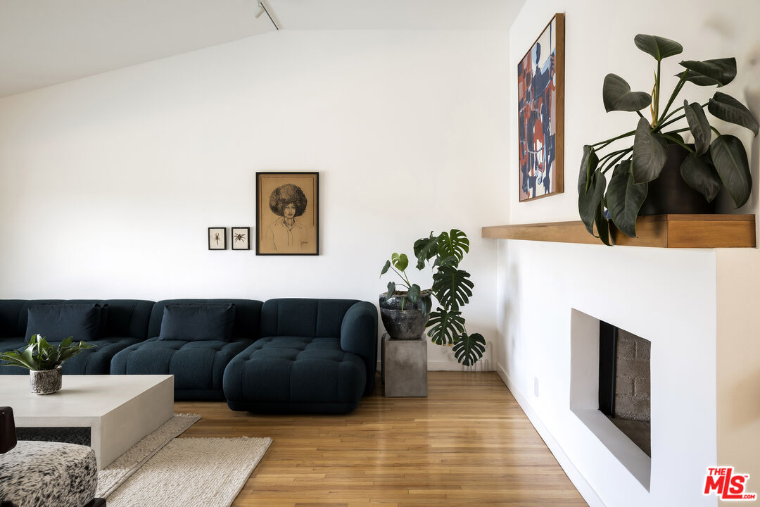 1926 N Crescent Heights Blvd