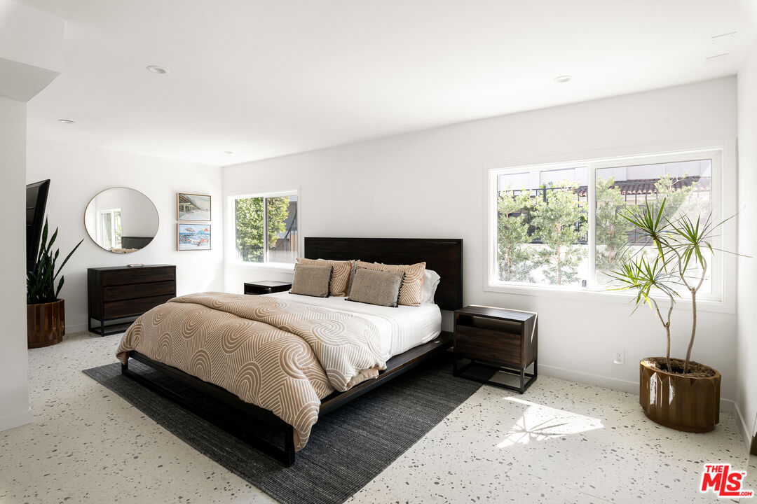 1926 N Crescent Heights Blvd