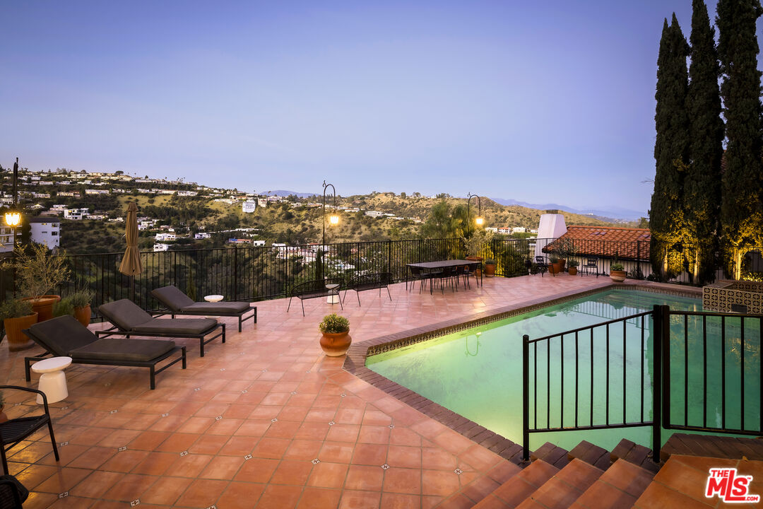 1926 N Crescent Heights Blvd