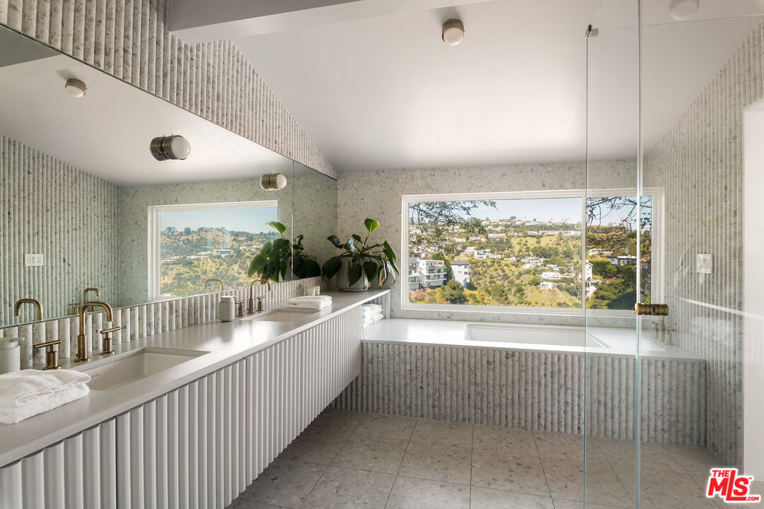 1926 N Crescent Heights Blvd