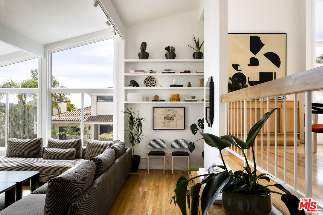 1926 N Crescent Heights Blvd