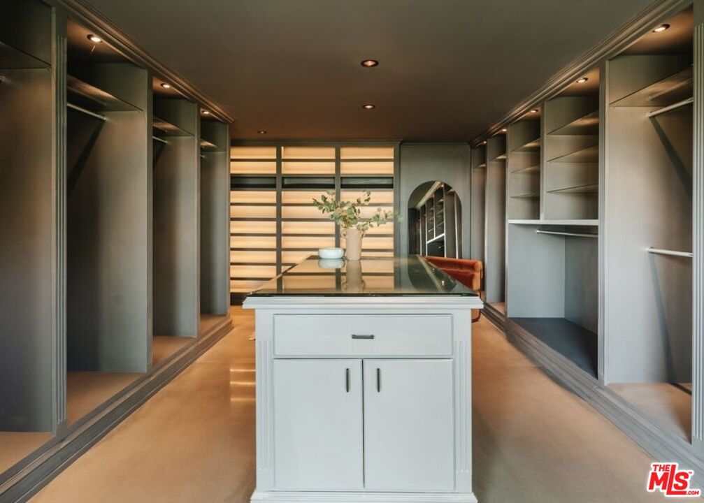 8559 Edwin Dr