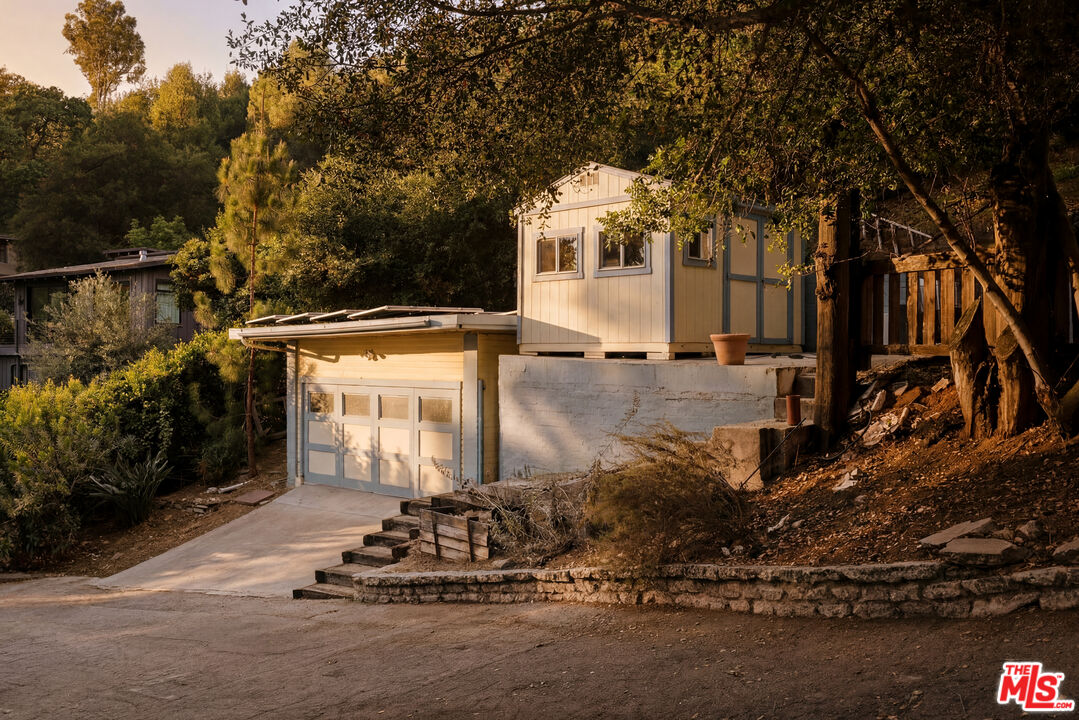 2041 N Alta Vista Ave