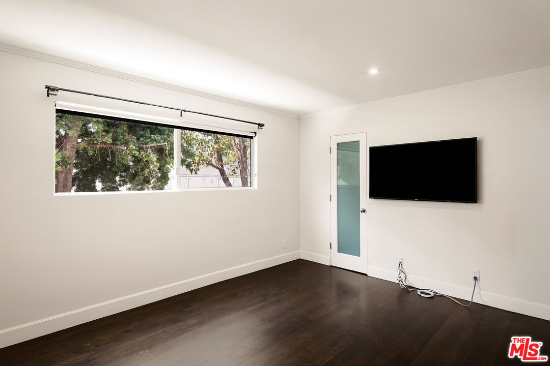 121 N Croft Ave Unit: 105