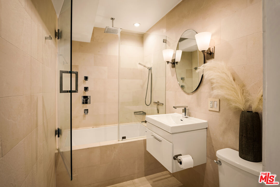 121 N Croft Ave Unit: 105
