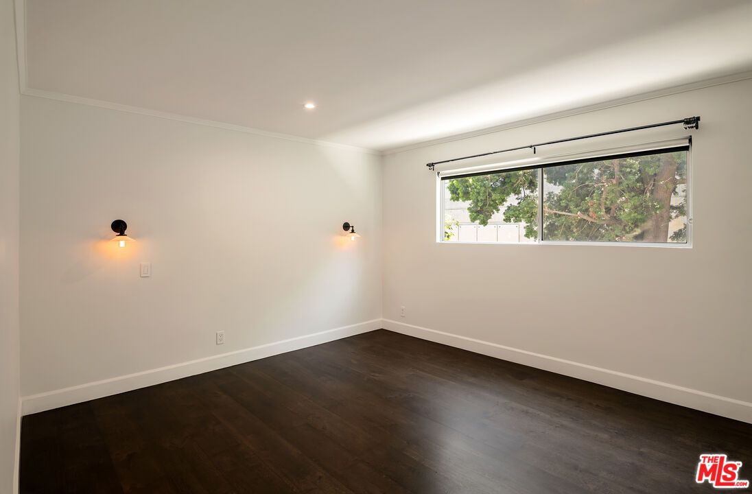 121 N Croft Ave Unit: 105