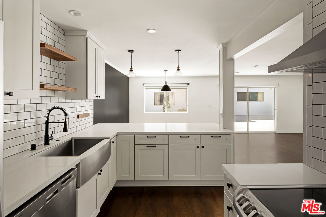 121 N Croft Ave Unit: 105