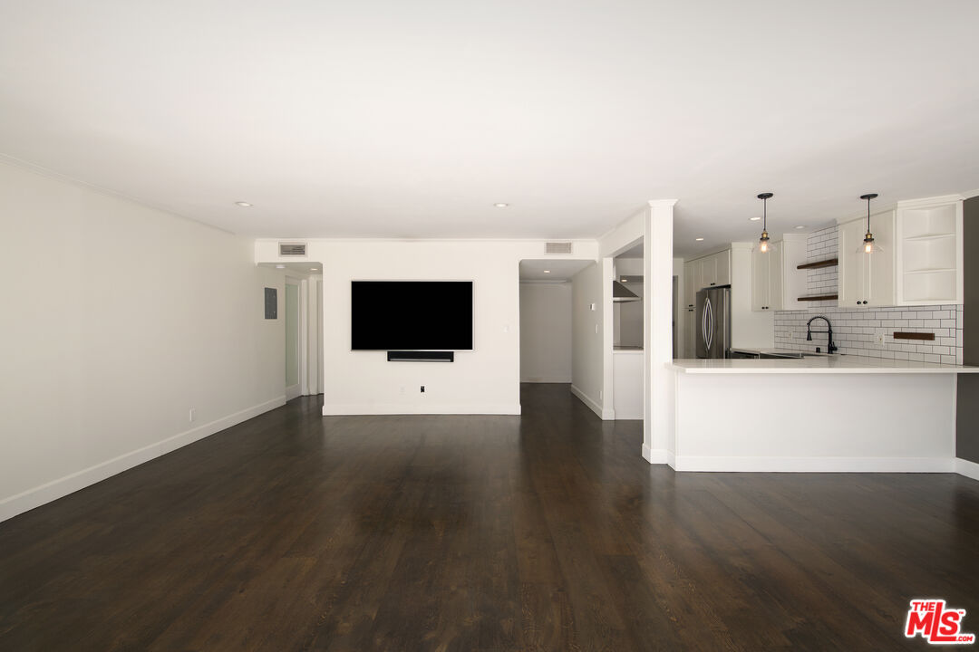 121 N Croft Ave Unit: 105
