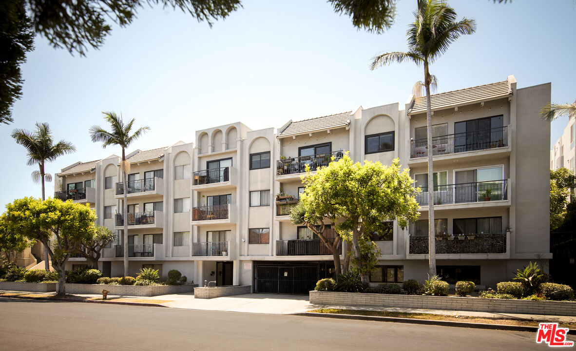 121 N Croft Ave Unit: 105