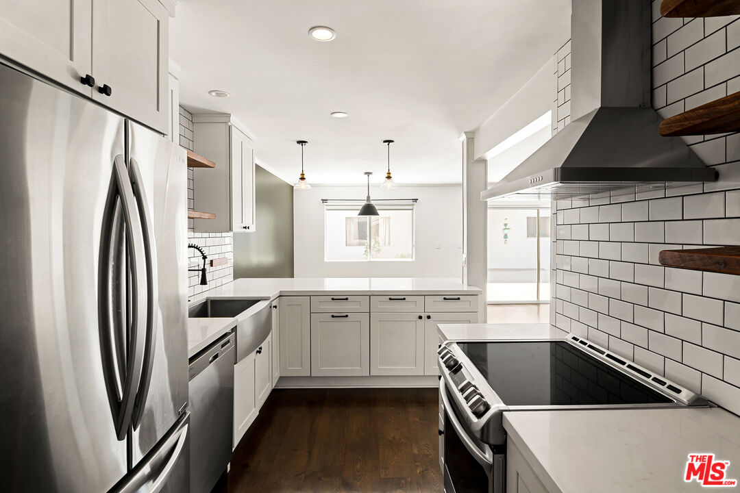 121 N Croft Ave Unit: 105