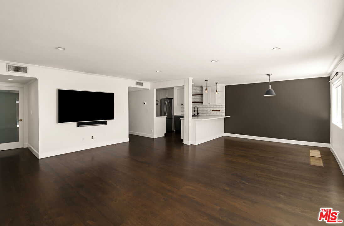 121 N Croft Ave Unit: 105