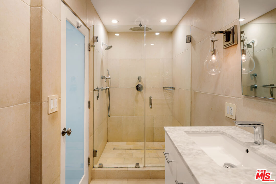 121 N Croft Ave Unit: 105
