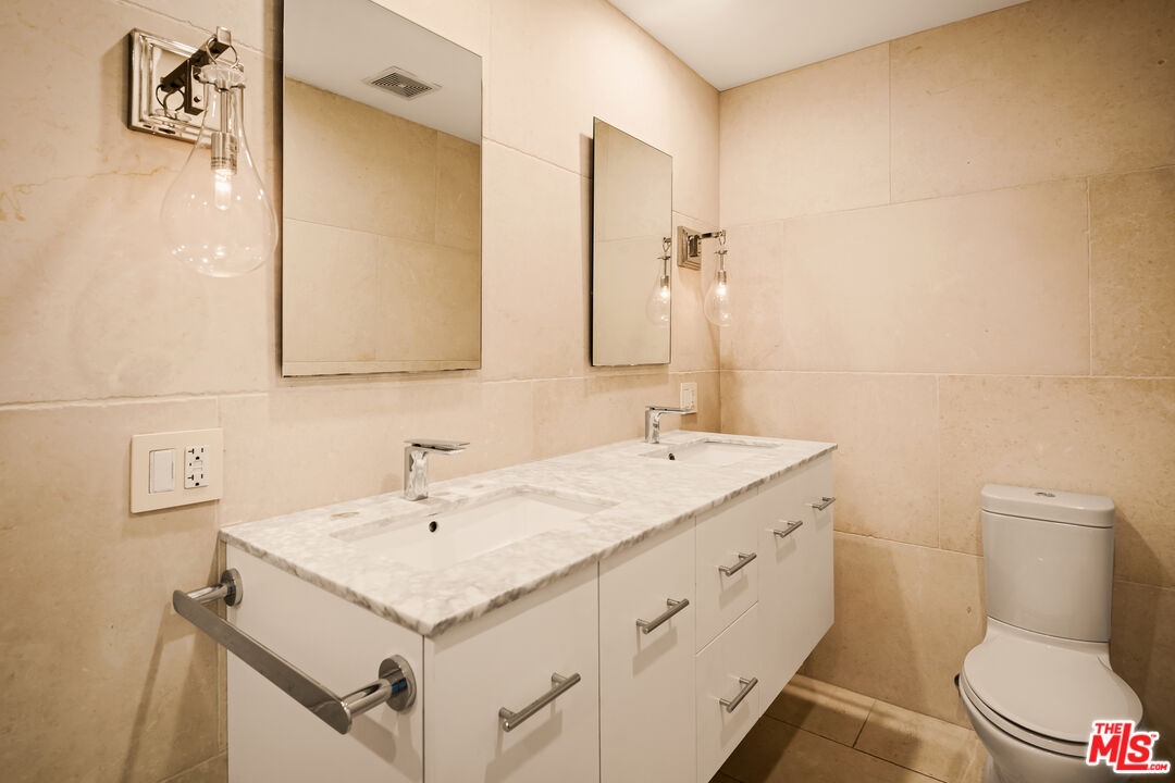 121 N Croft Ave Unit: 105